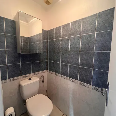 3 Pieces, A Pied Et Equipe, Avec Balcon Et Machines A Laver, Parking Offert Et Bus Direct Aeroport De *