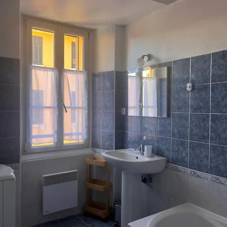 3 Pieces, A Pied Et Equipe, Avec Balcon Et Machines A Laver, Parking Offert Et Bus Direct Aeroport De Apartment