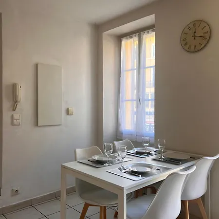 Apartment 3 Pieces, A Pied Et Equipe, Avec Balcon Et Machines A Laver, Parking Offert Et Bus Direct Aeroport De Grasse