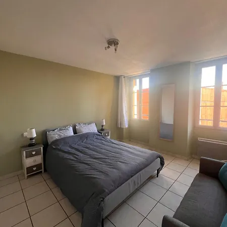Apartment 3 Pieces, A Pied Et Equipe, Avec Balcon Et Machines A Laver, Parking Offert Et Bus Direct Aeroport De