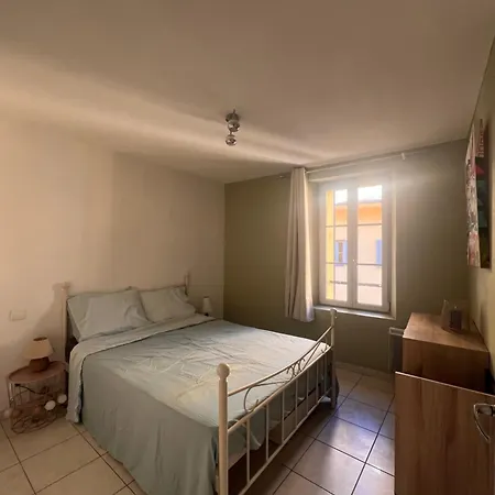 Apartment 3 Pieces, A Pied Et Equipe, Avec Balcon Et Machines A Laver, Parking Offert Et Bus Direct Aeroport De *