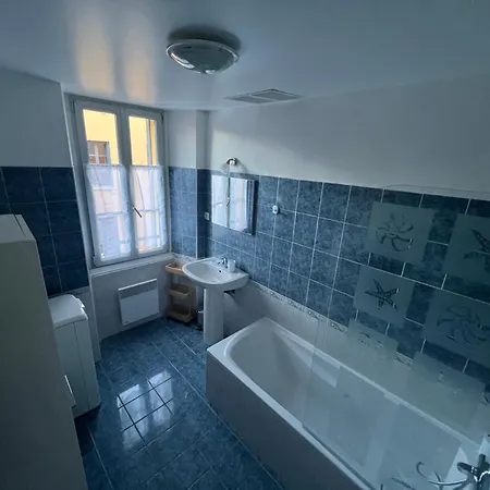 3 Pieces, A Pied Et Equipe, Avec Balcon Et Machines A Laver, Parking Offert Et Bus Direct Aeroport De * Grasse