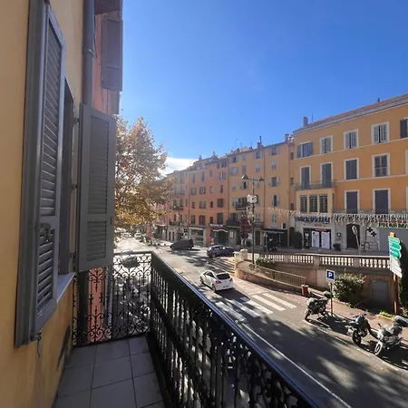 3 Pieces, A Pied Et Equipe, Avec Balcon Et Machines A Laver, Parking Offert Et Bus Direct Aeroport De