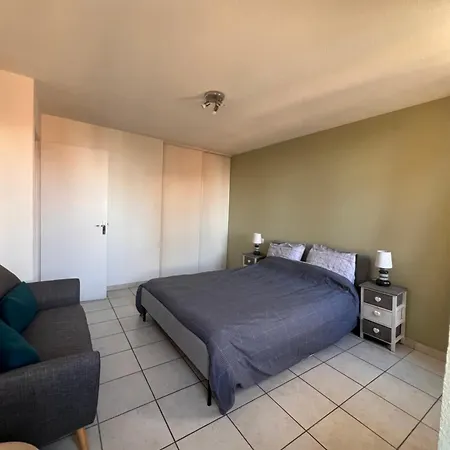 3 Pieces, A Pied Et Equipe, Avec Balcon Et Machines A Laver, Parking Offert Et Bus Direct Aeroport De Apartment