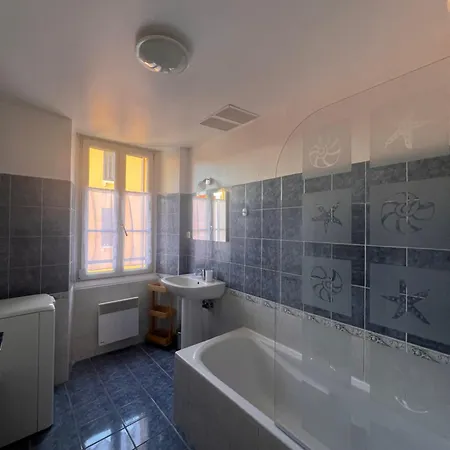 Apartment 3 Pieces, A Pied Et Equipe, Avec Balcon Et Machines A Laver, Parking Offert Et Bus Direct Aeroport De *