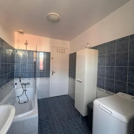 3 Pieces, A Pied Et Equipe, Avec Balcon Et Machines A Laver, Parking Offert Et Bus Direct Aeroport De * Grasse